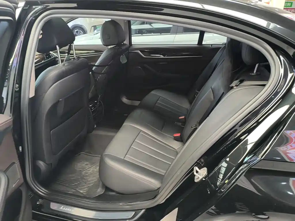 BMW 5 Series — миниатюра 17