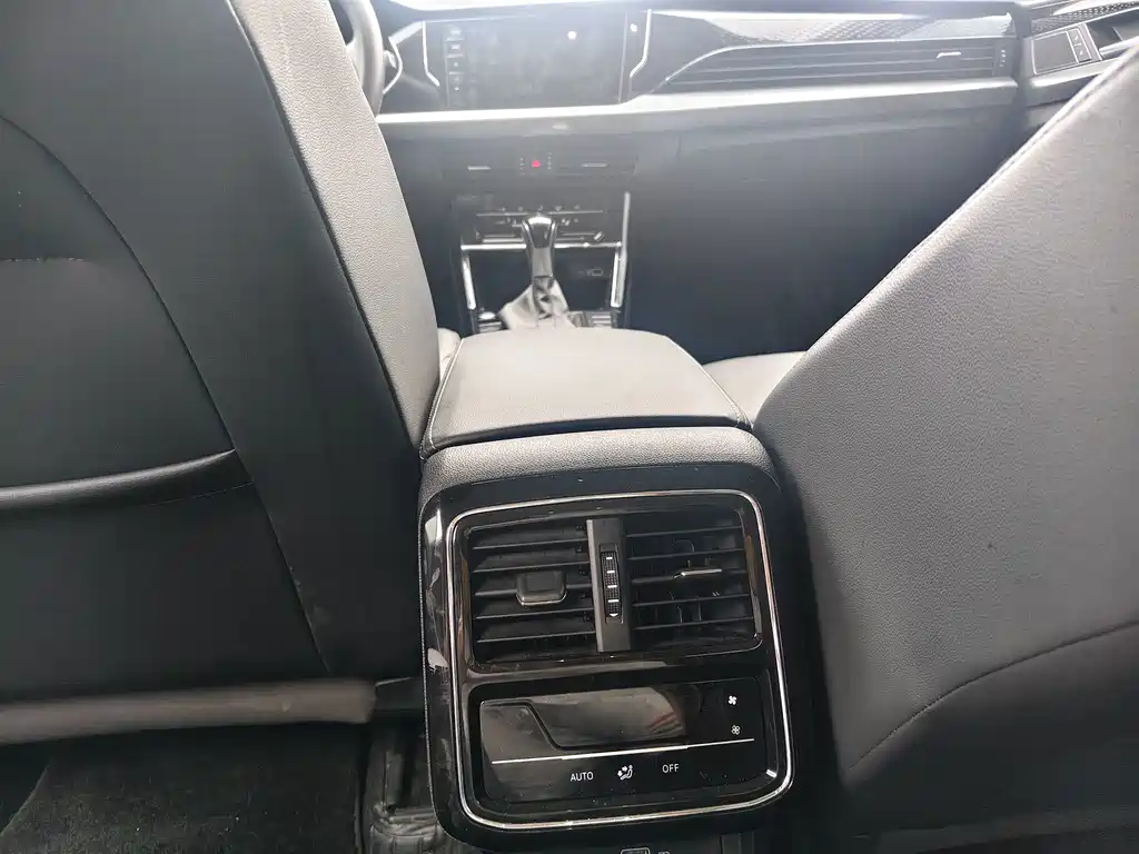 Volkswagen Passat PHEV — миниатюра 7
