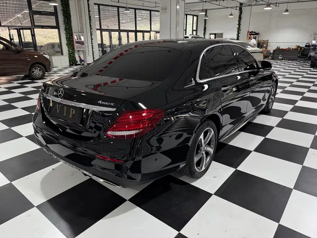 Mercedes-Benz E-Class — миниатюра 9