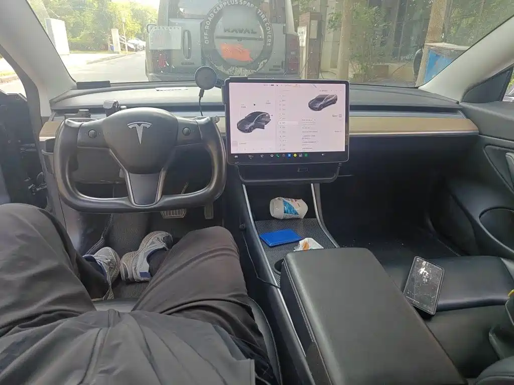 Tesla Model 3 — миниатюра 10