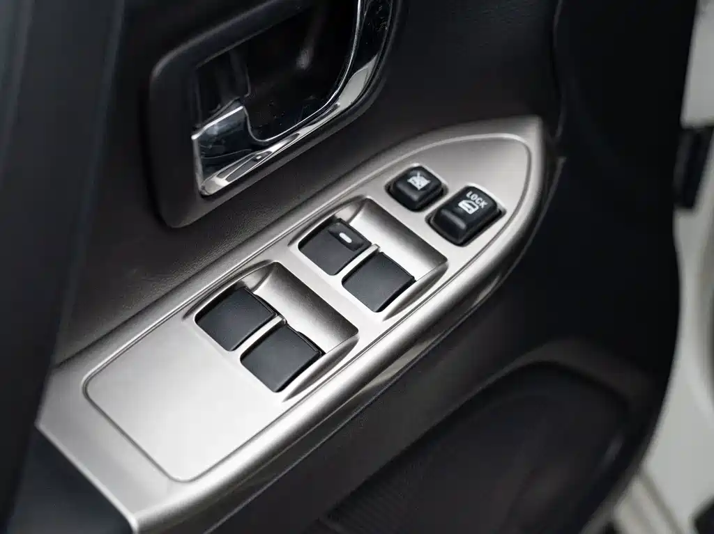 Mitsubishi Pajero (Import) — миниатюра 22