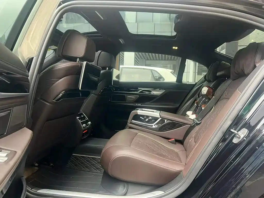BMW 7 Series — миниатюра 5