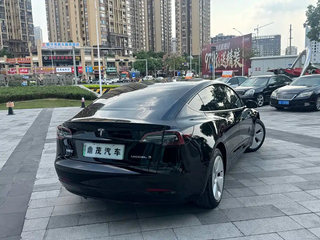 Tesla Model 3 — миниатюра 7