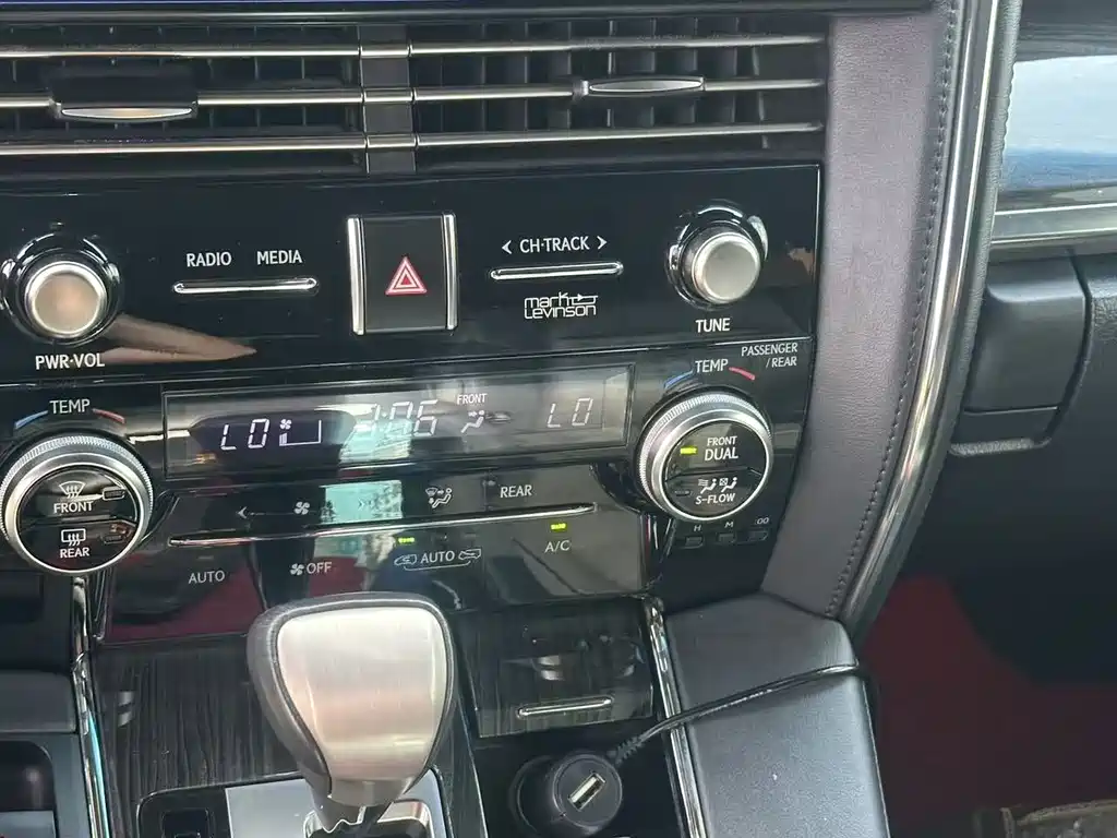 Lexus LM — миниатюра 5