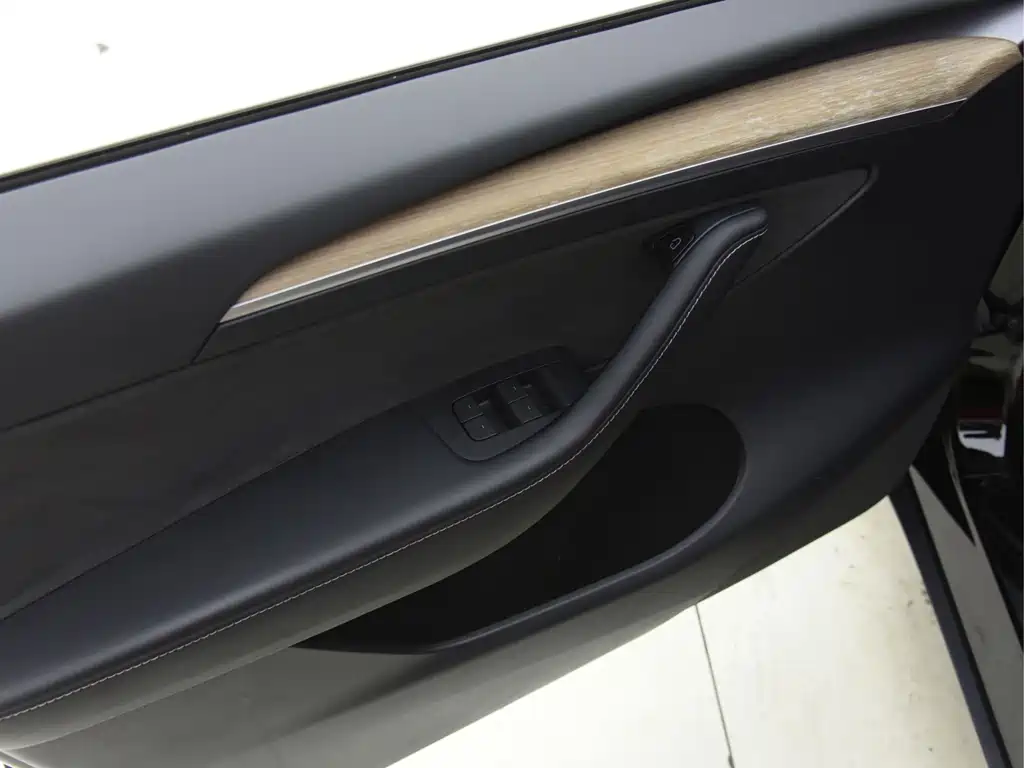Tesla Model Y — миниатюра 25