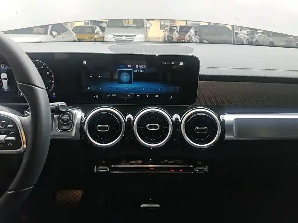 Mercedes-Benz GLB — миниатюра 13