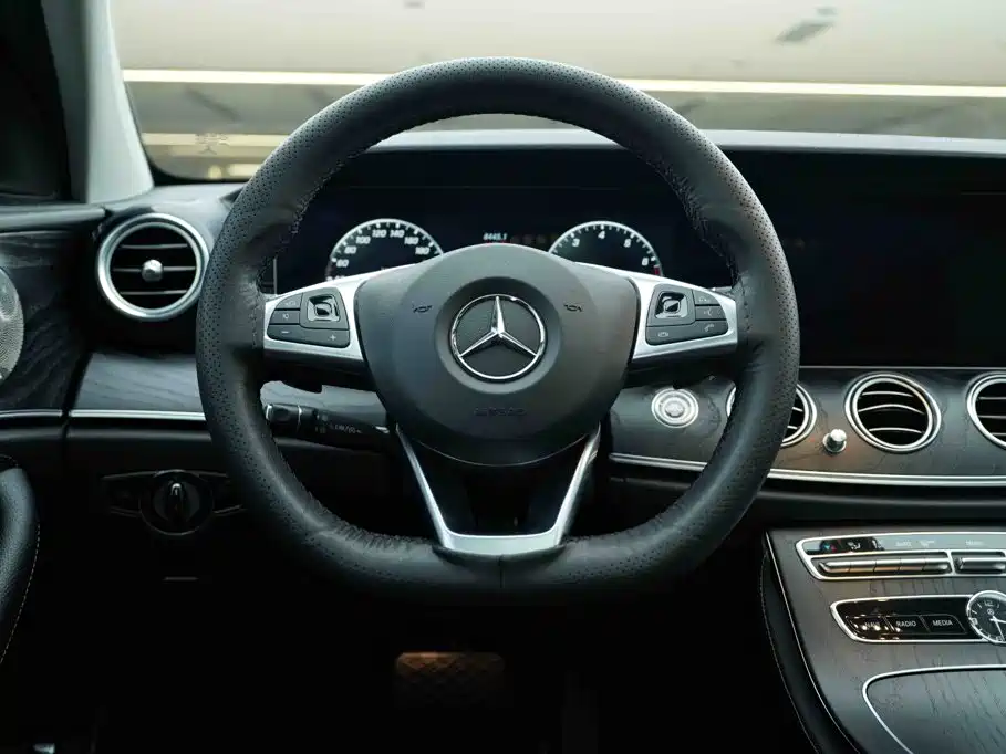 Mercedes-Benz E-Class — миниатюра 16
