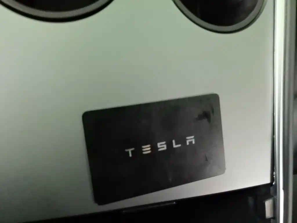 Tesla Model Y — миниатюра 9