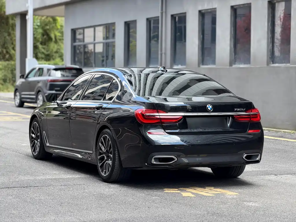 BMW 7 Series — миниатюра 7