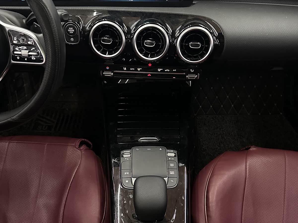 Mercedes-Benz A-Class 1.3 л 2022 г. Белый, пробег 25000 км