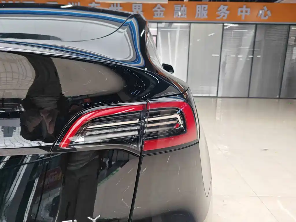 Tesla Model Y — миниатюра 21
