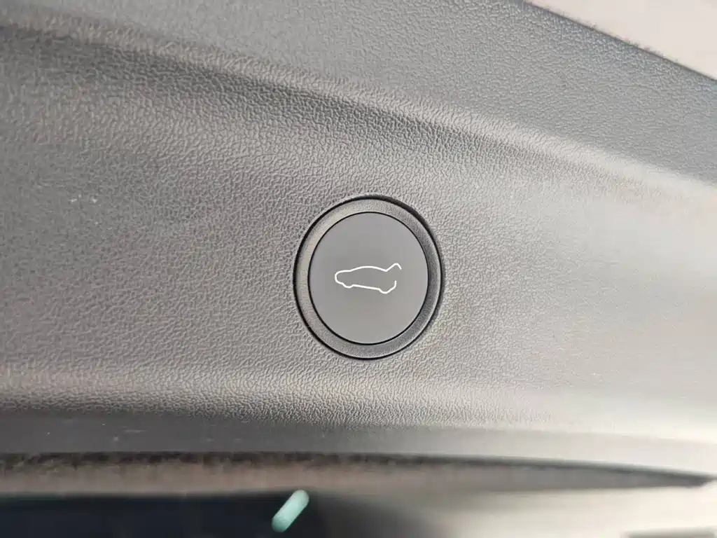 Tesla Model Y — миниатюра 22