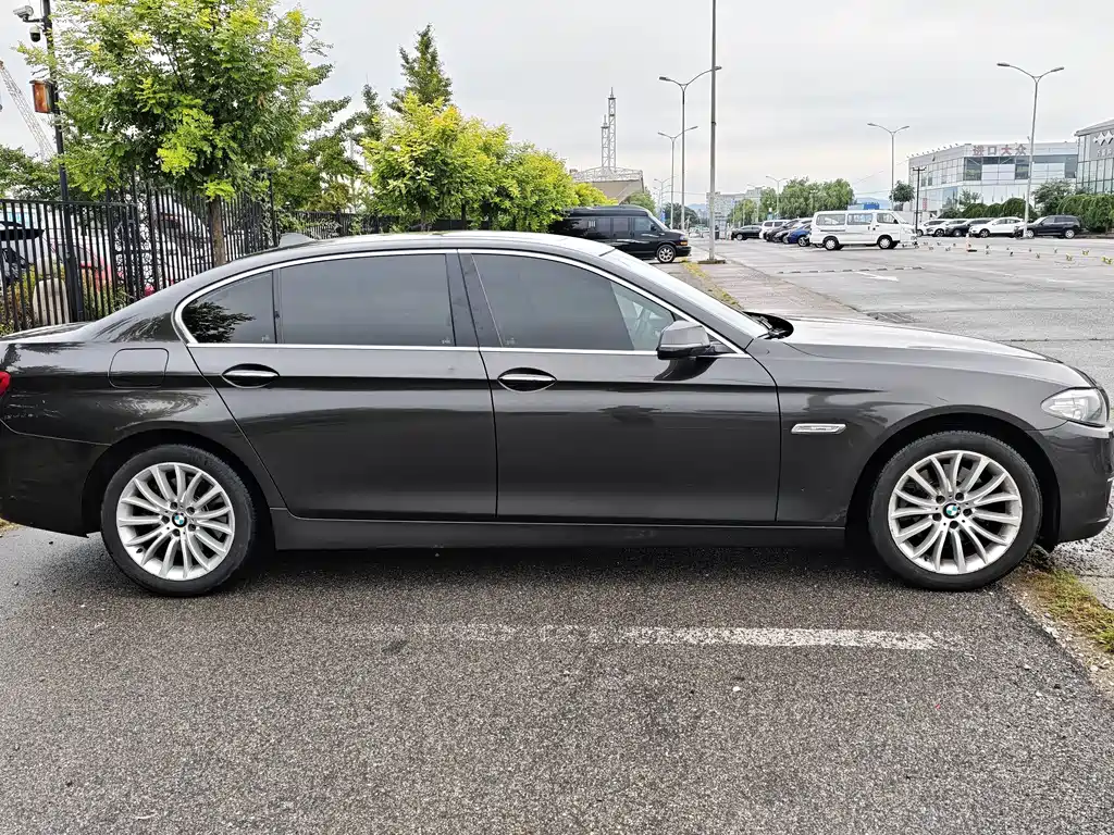 BMW 5 Series — миниатюра 4