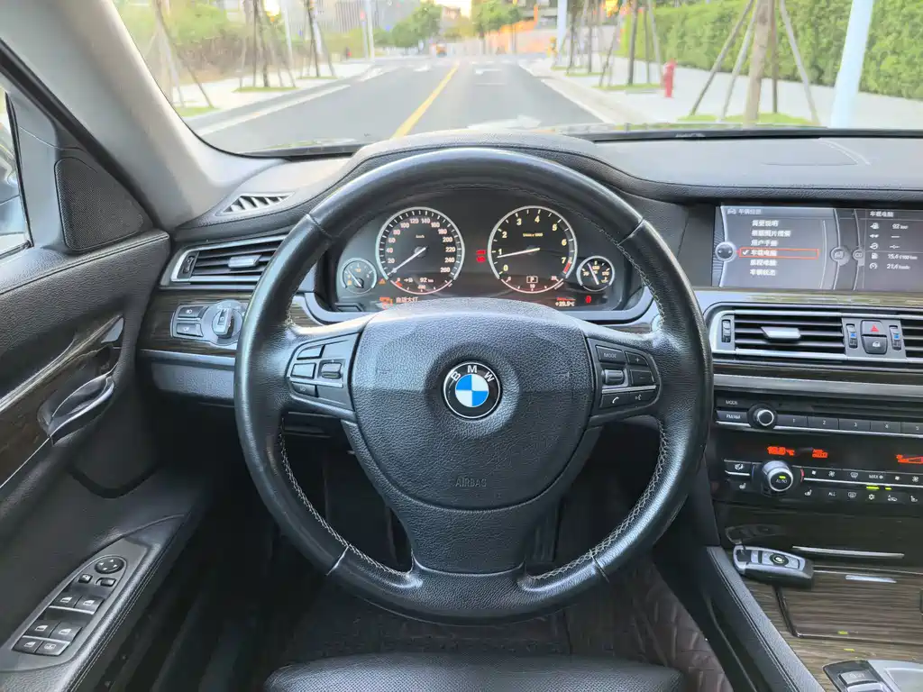 BMW 7 Series — миниатюра 13