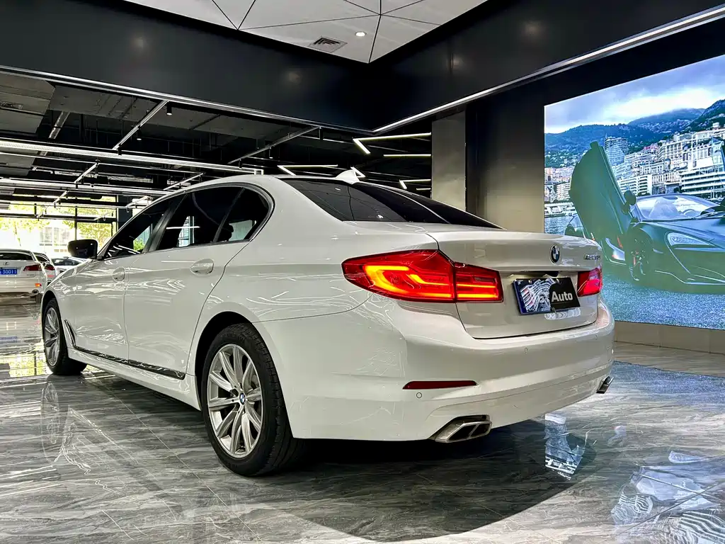 BMW 5 Series — миниатюра 7
