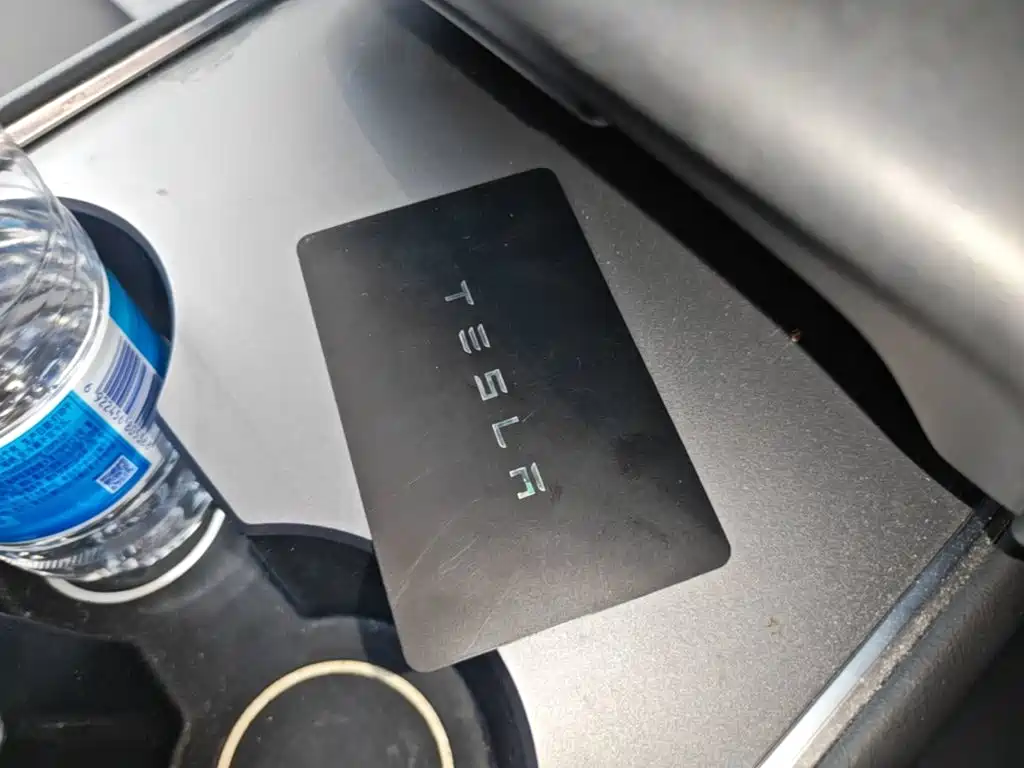 Tesla Model Y — миниатюра 9