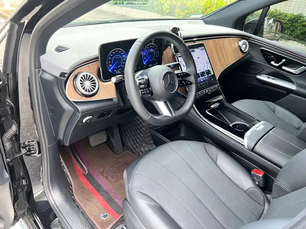 Mercedes-Benz EQE SUV — миниатюра 12