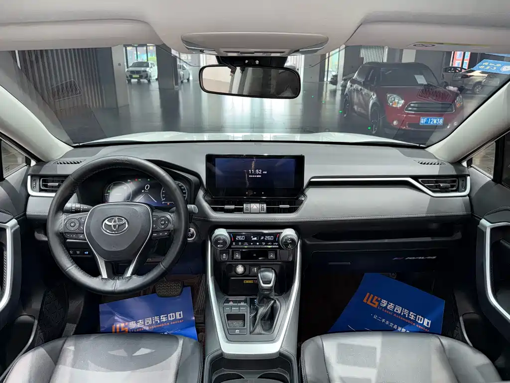 Toyota RAV4 — миниатюра 8