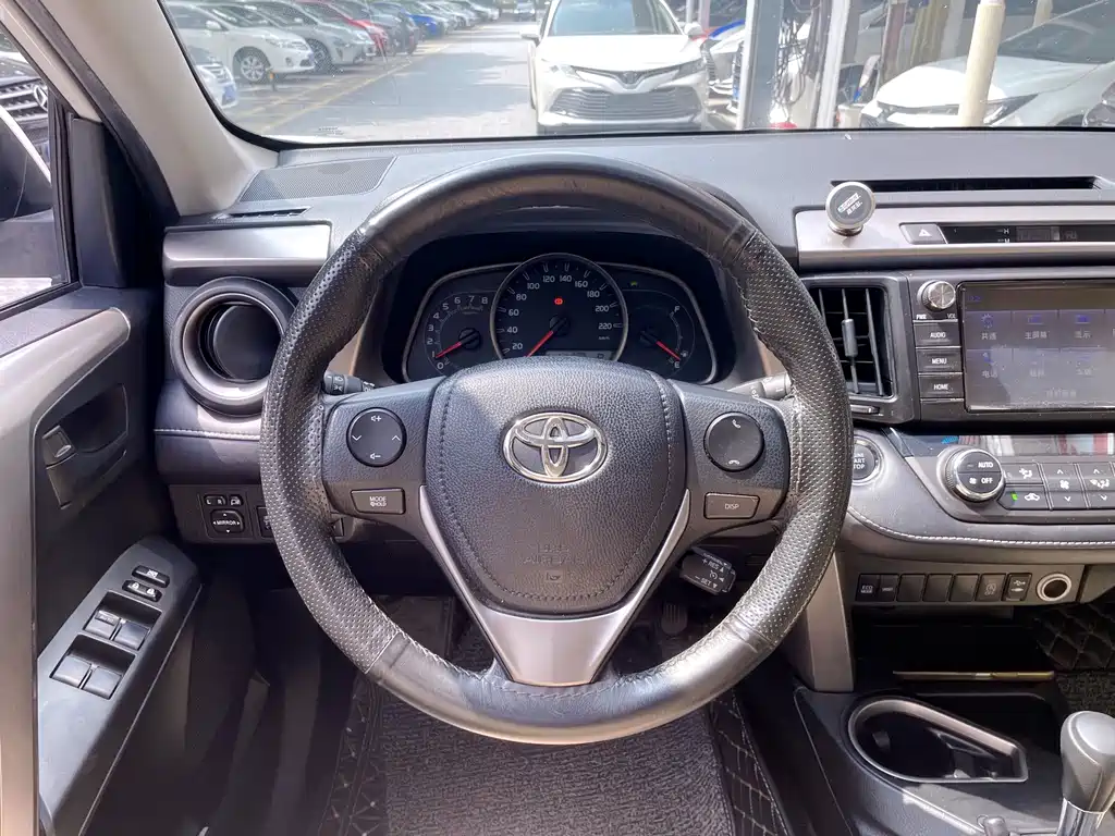 Toyota RAV4 — миниатюра 9