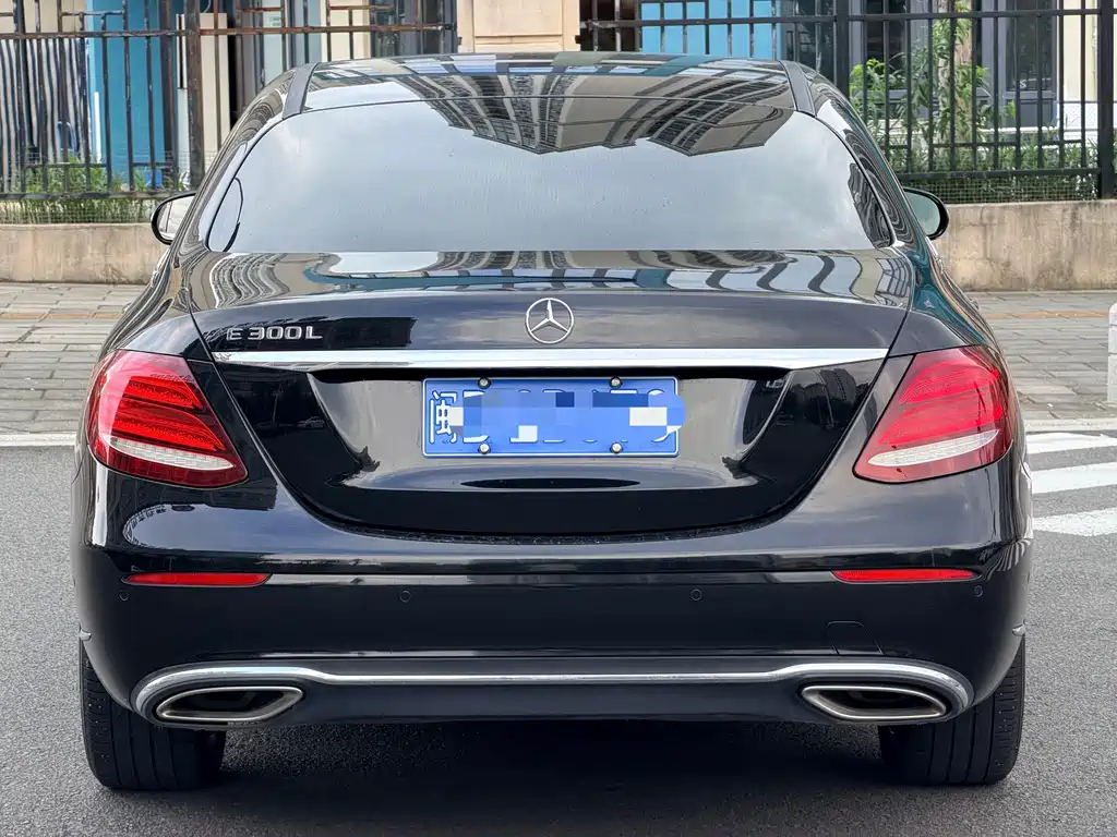 Mercedes-Benz E-Class — миниатюра 9