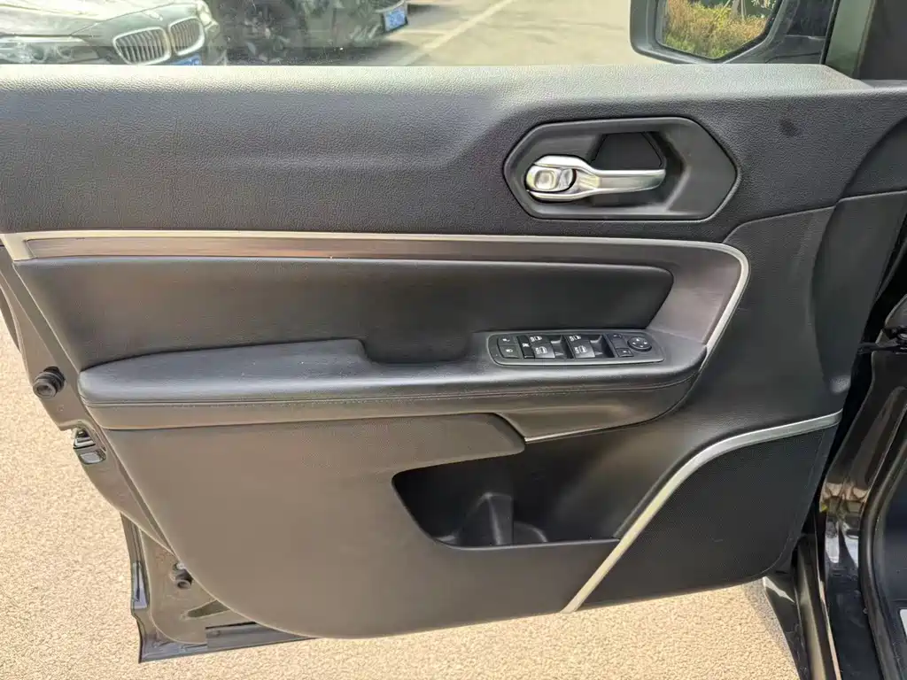 Jeep Grand Commander — миниатюра 5