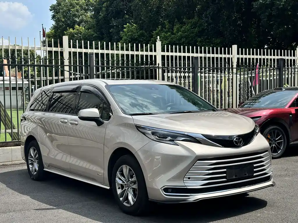 Toyota Sienna — миниатюра 2