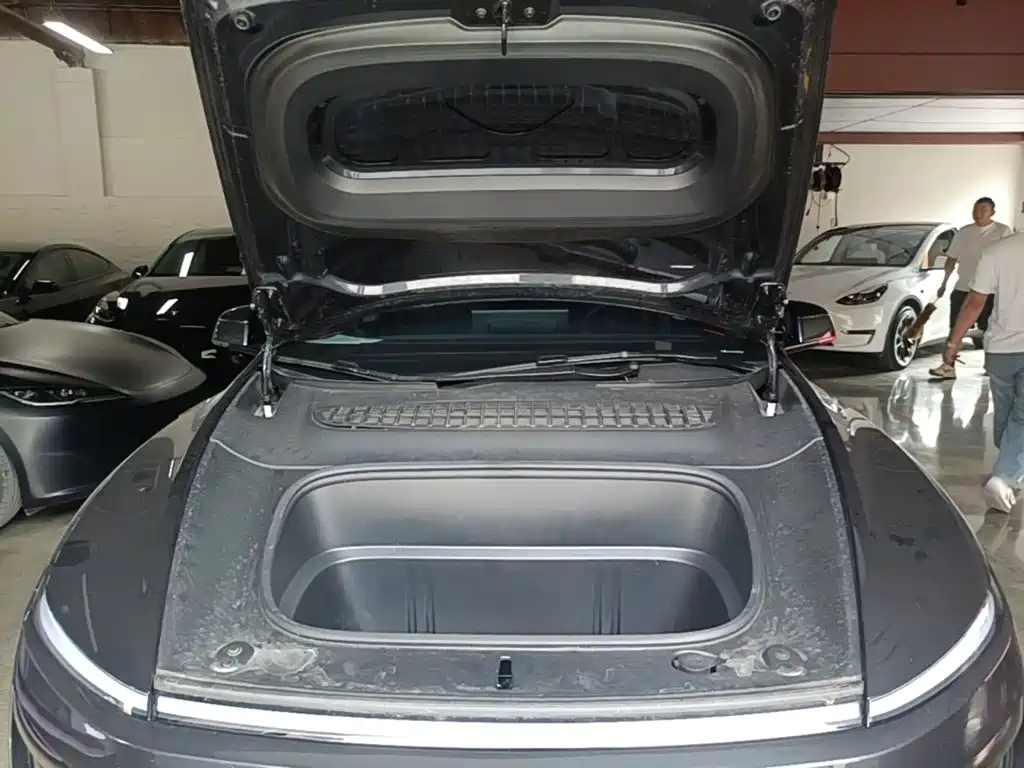 Tesla Model Y — миниатюра 20