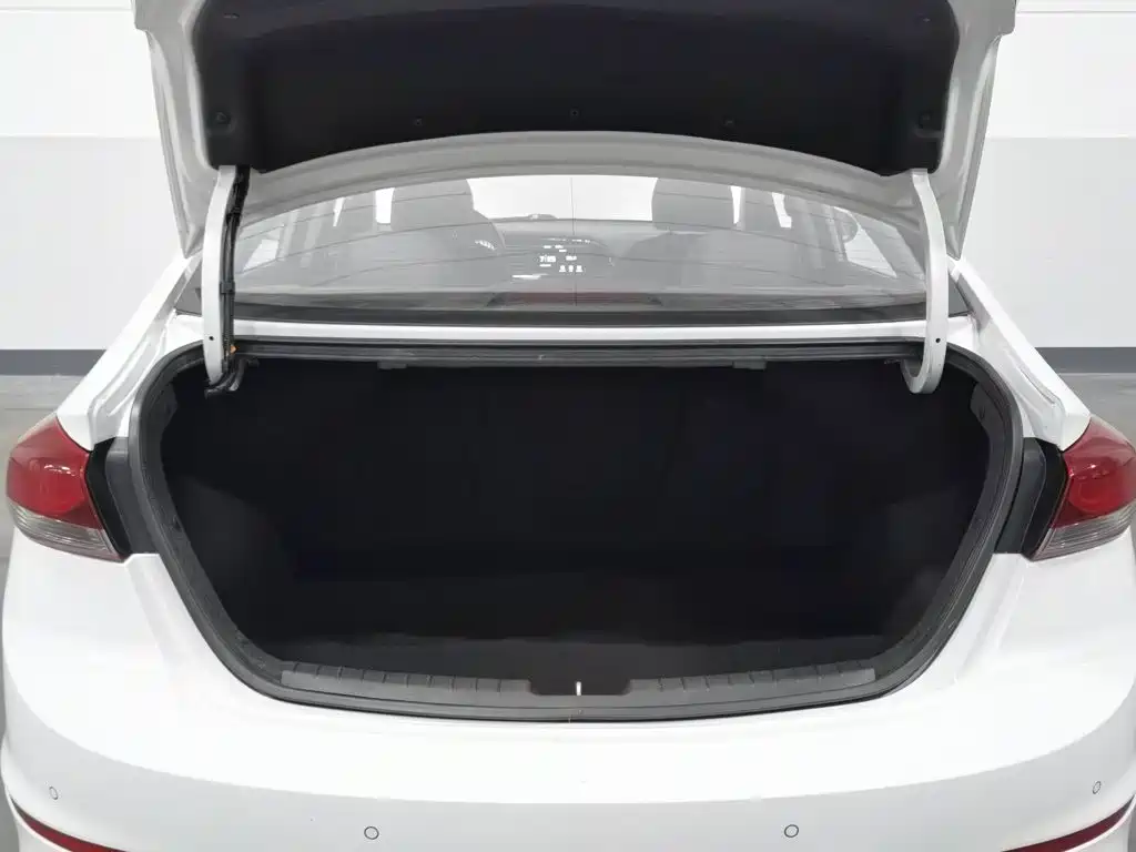 Hyundai Elantra — миниатюра 16