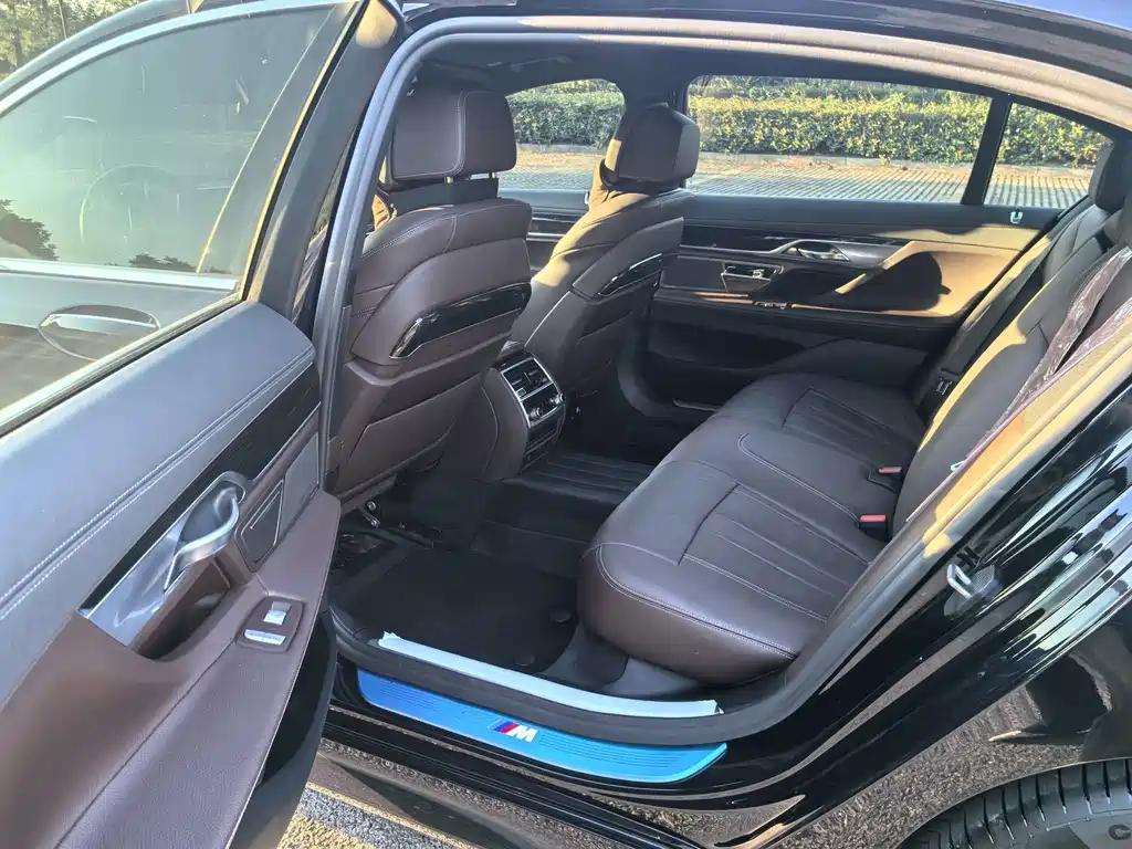 BMW 7 Series — миниатюра 13