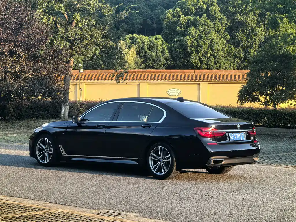 BMW 7 Series — миниатюра 30