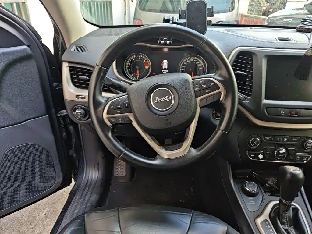 Jeep Cherokee — миниатюра 3