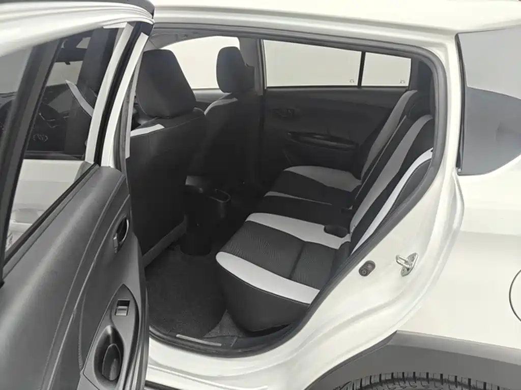Toyota Yaris L — миниатюра 6