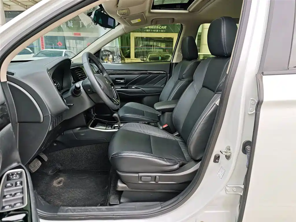 MITSUBISHI OUTLANDER