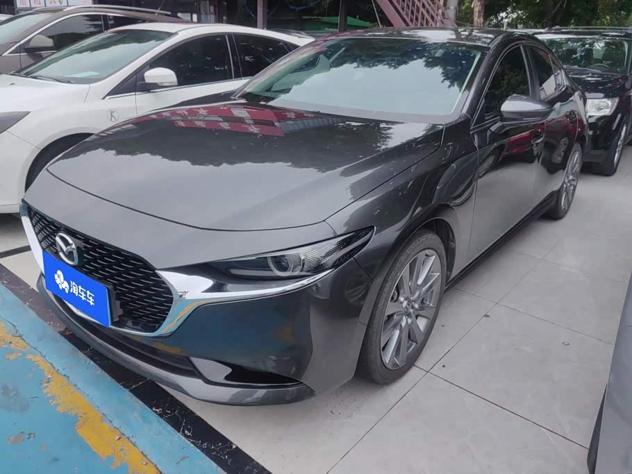 Mazda Mazda3 Axela 2.0 л 2022 г. Серебристо-серый, пробег 47800 км