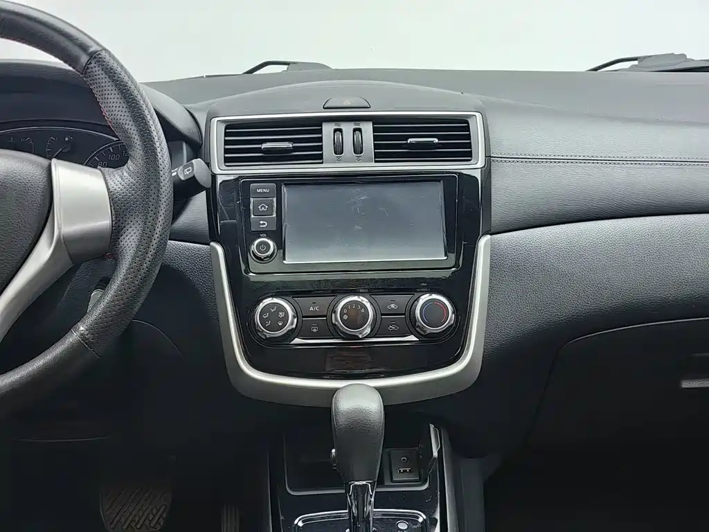 Nissan Tiida — миниатюра 12