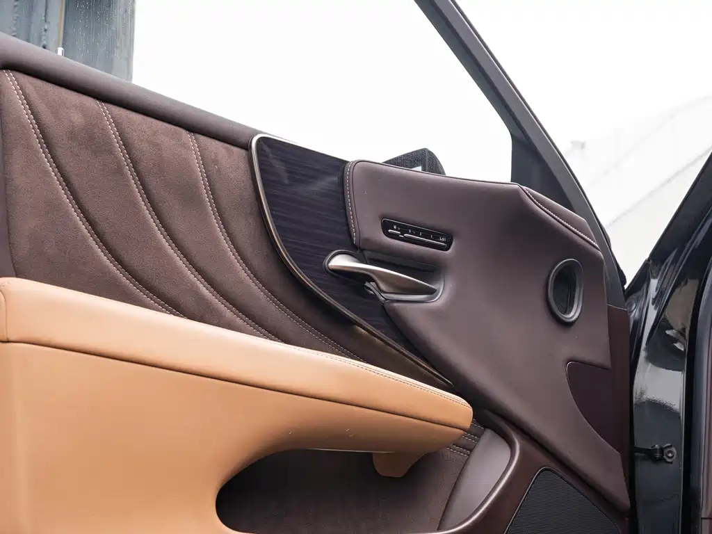 Lexus LS — миниатюра 19