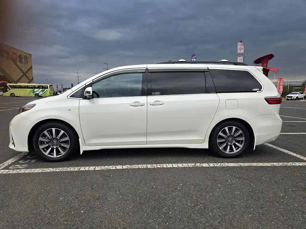 Toyota Sienna — миниатюра 6