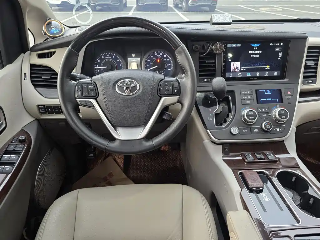 Toyota Sienna — миниатюра 10