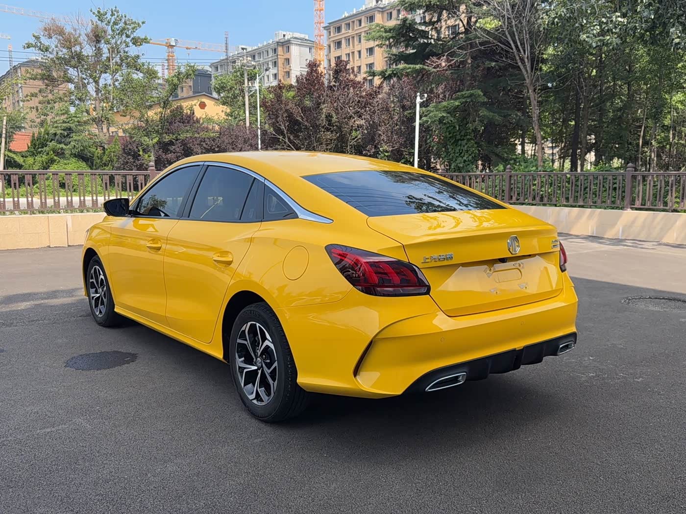 MG MG5 1.5 л 2023 г. желто-оранжевый, пробег 20000 км
