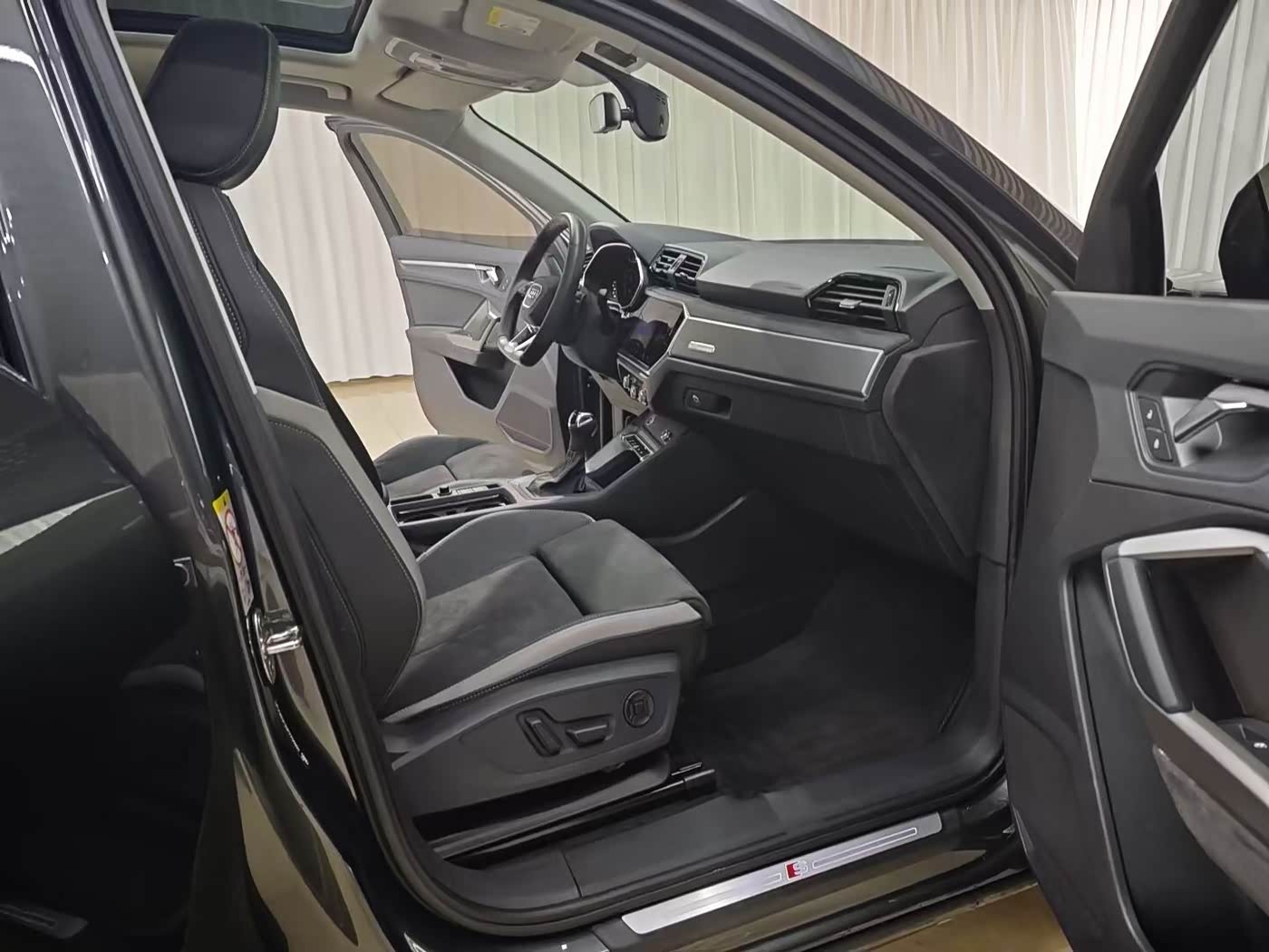 Audi Q3 1.4 л 2023 г. Серебристо-серый, пробег 38000 км