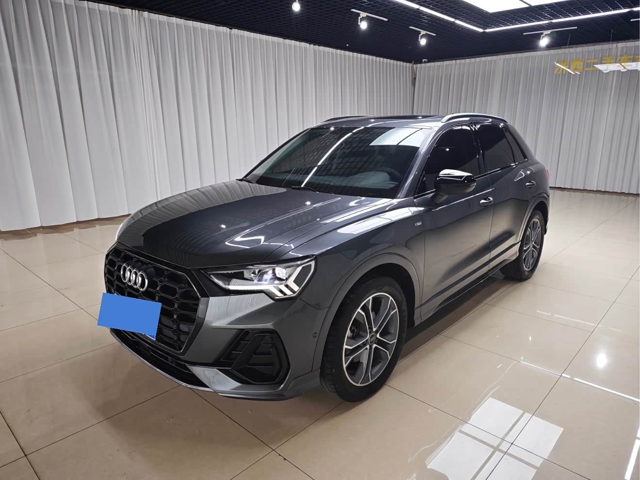 Audi Q3 1.4 л 2023 г. Серебристо-серый, пробег 38000 км