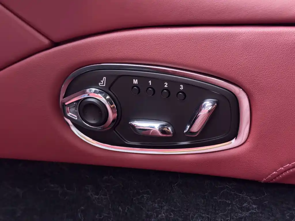 Aston Martin DB11 — миниатюра 25