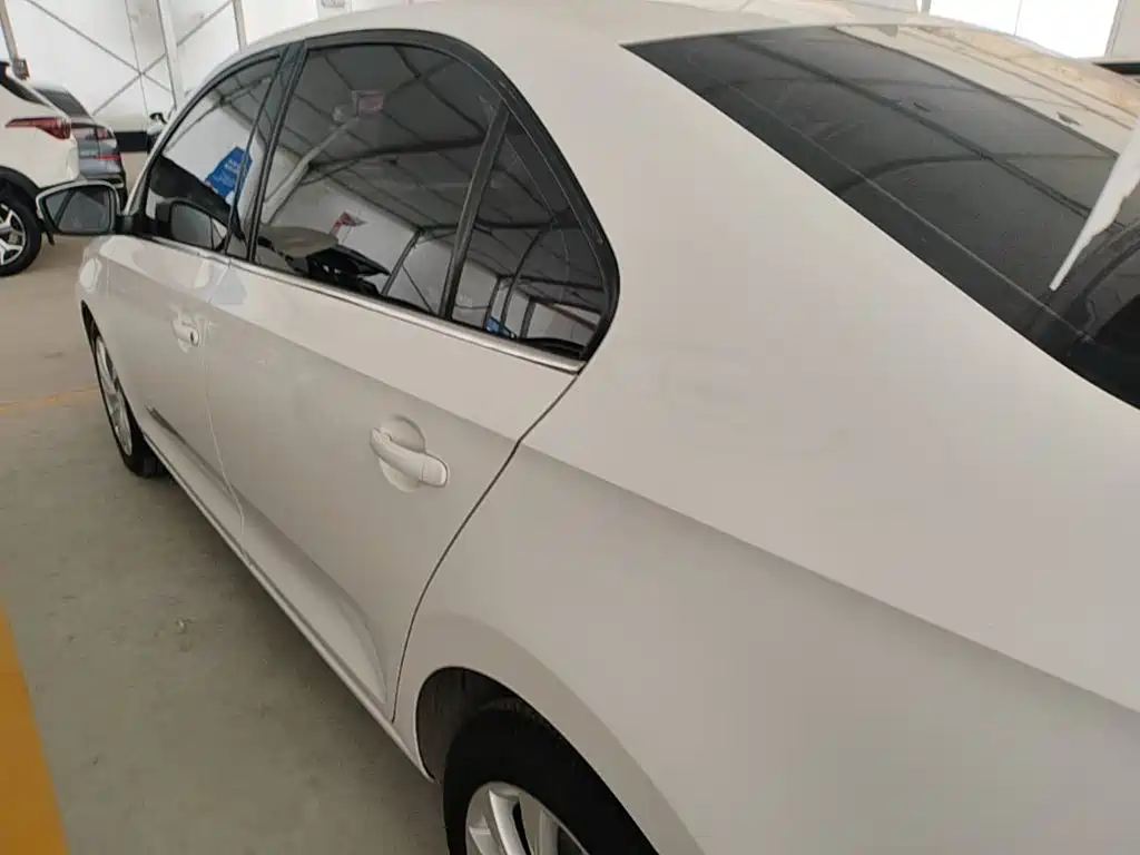 Skoda Rapid — миниатюра 5