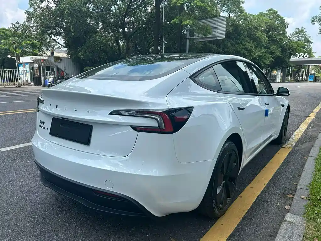 Tesla Model 3 — миниатюра 7