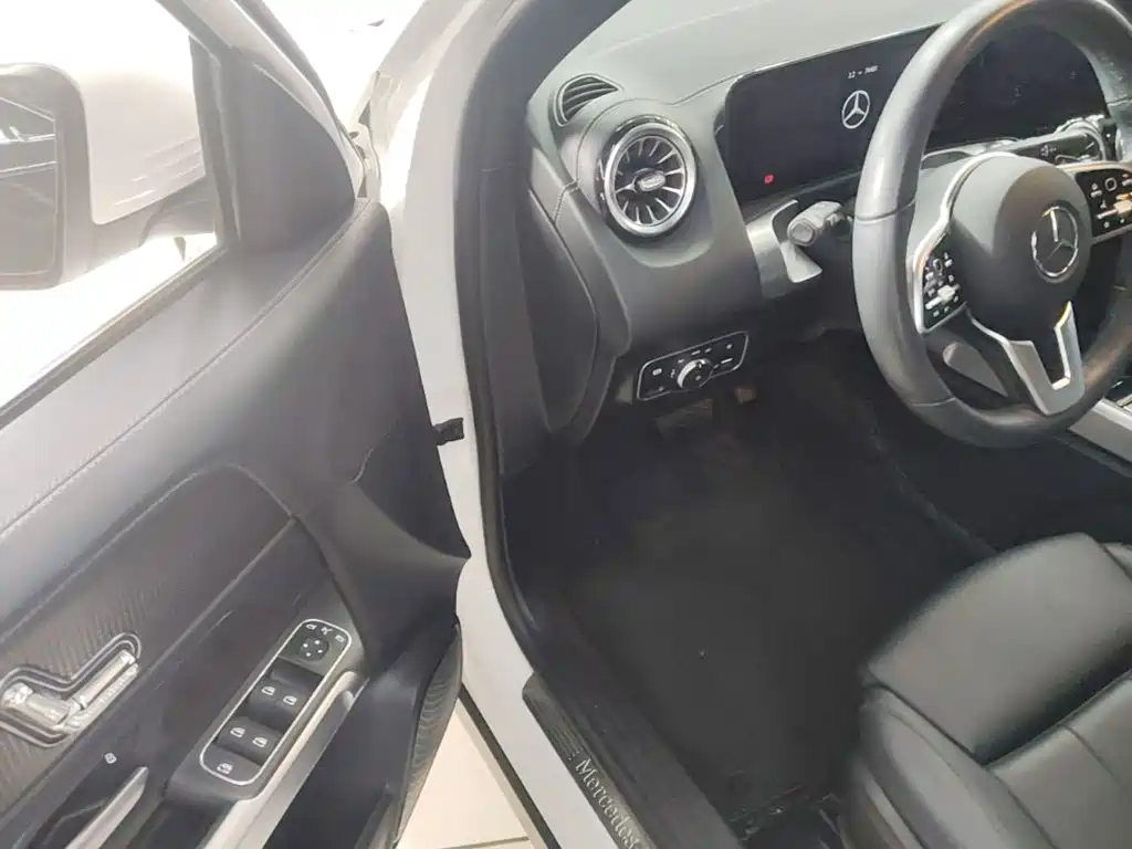 Mercedes-Benz GLB — миниатюра 16