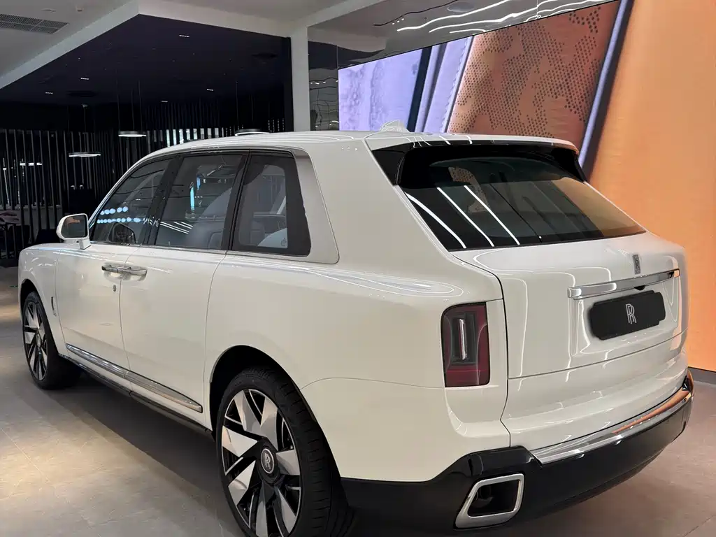 Rolls-Royce Cullinan 2026 мест