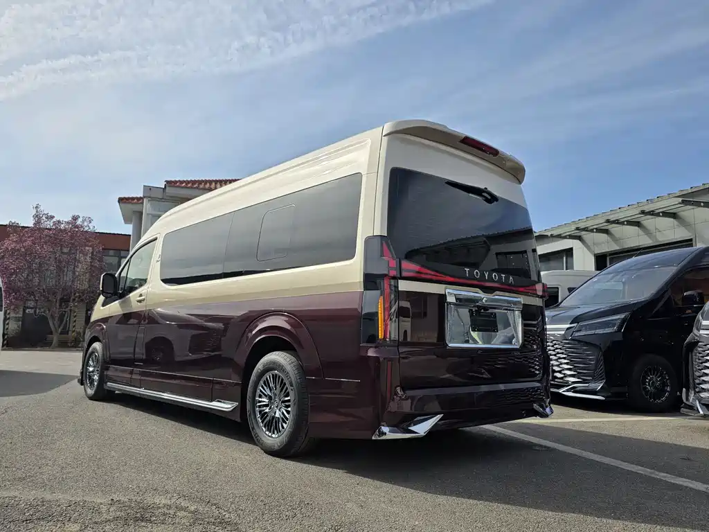 Toyota HiAce 2025 3.5L AT
