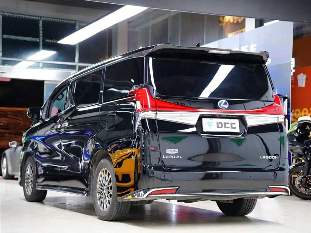 LEXUS LM