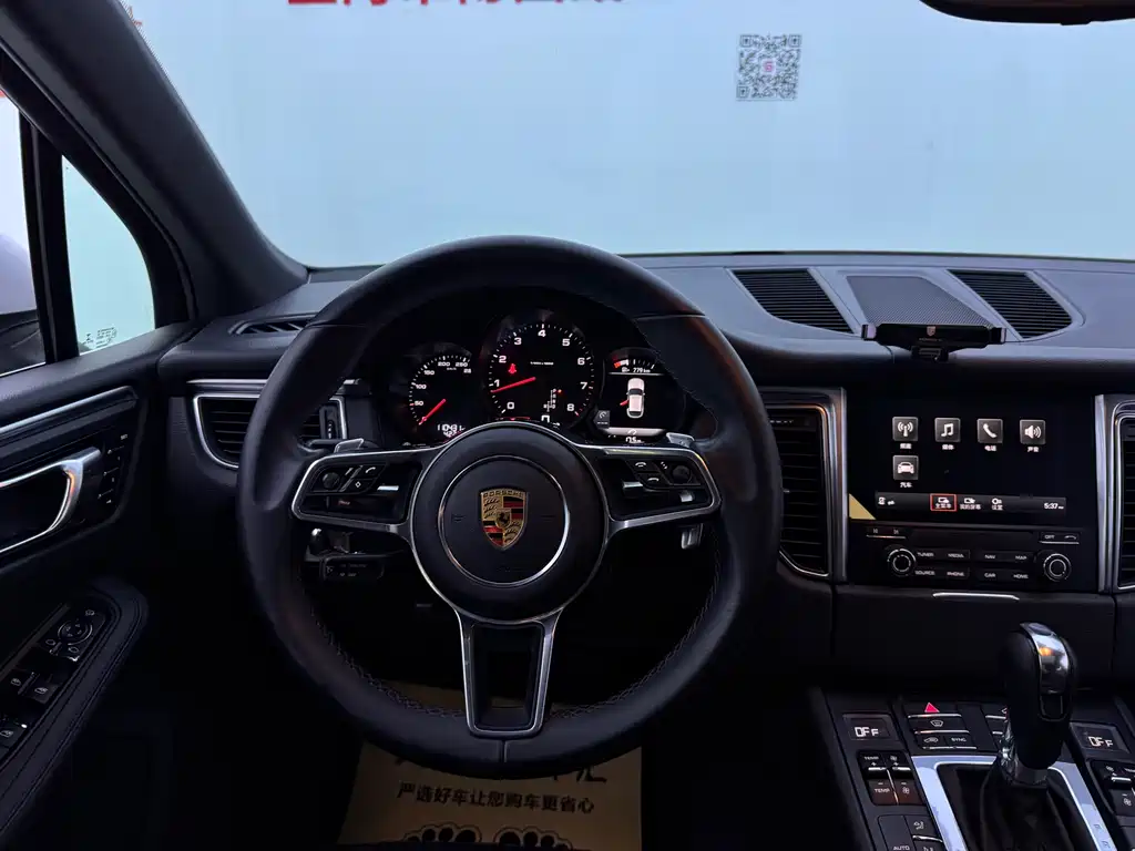 PORSCHE MACAN