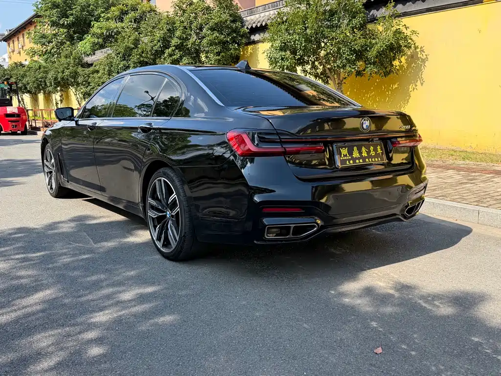 BMW 7 Series — миниатюра 10